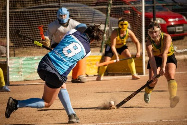 field hockey defense match